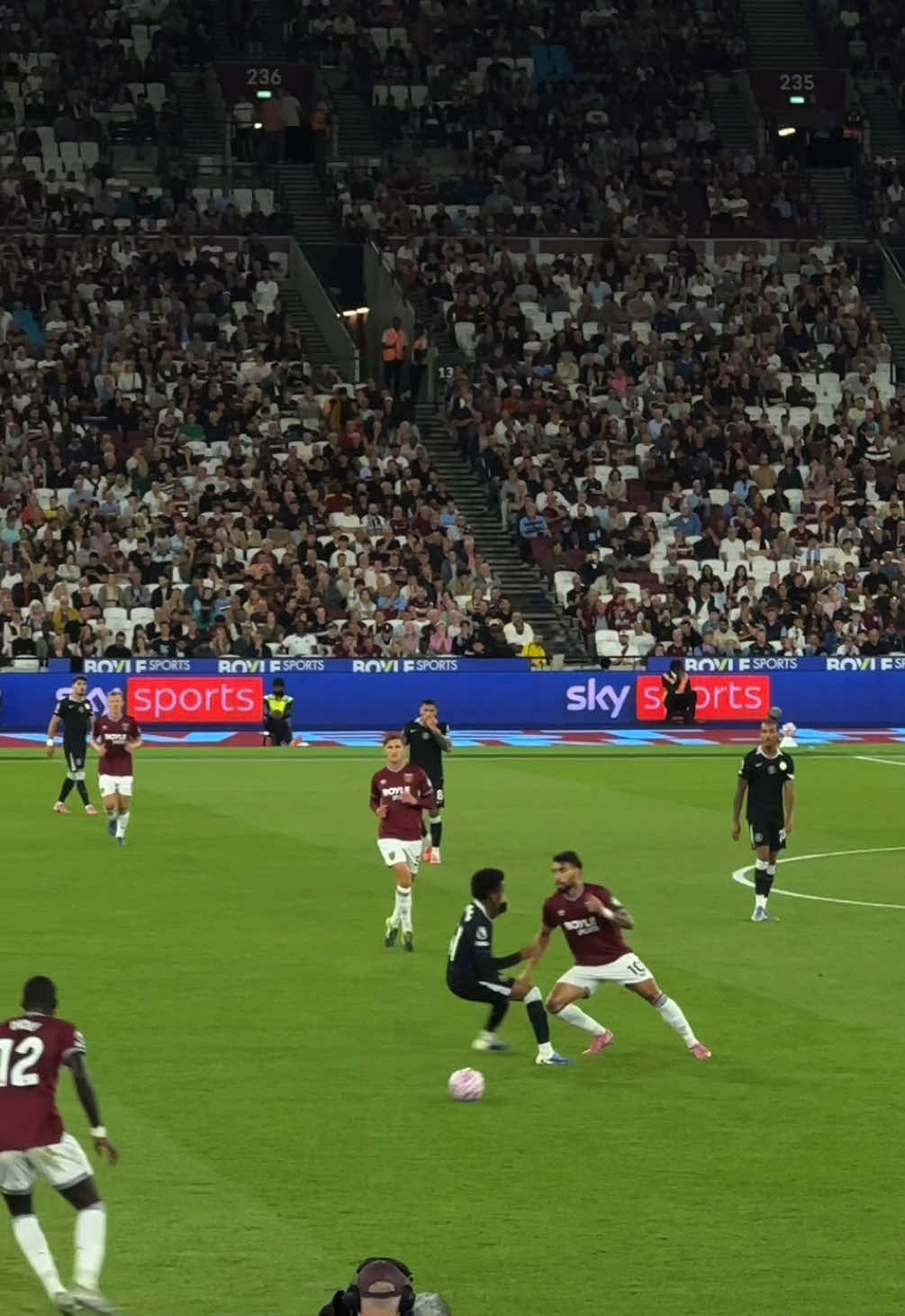Paquetá dancing with his feet again. 🕺🇧🇷 #westham #brazil #chelsea #football 
