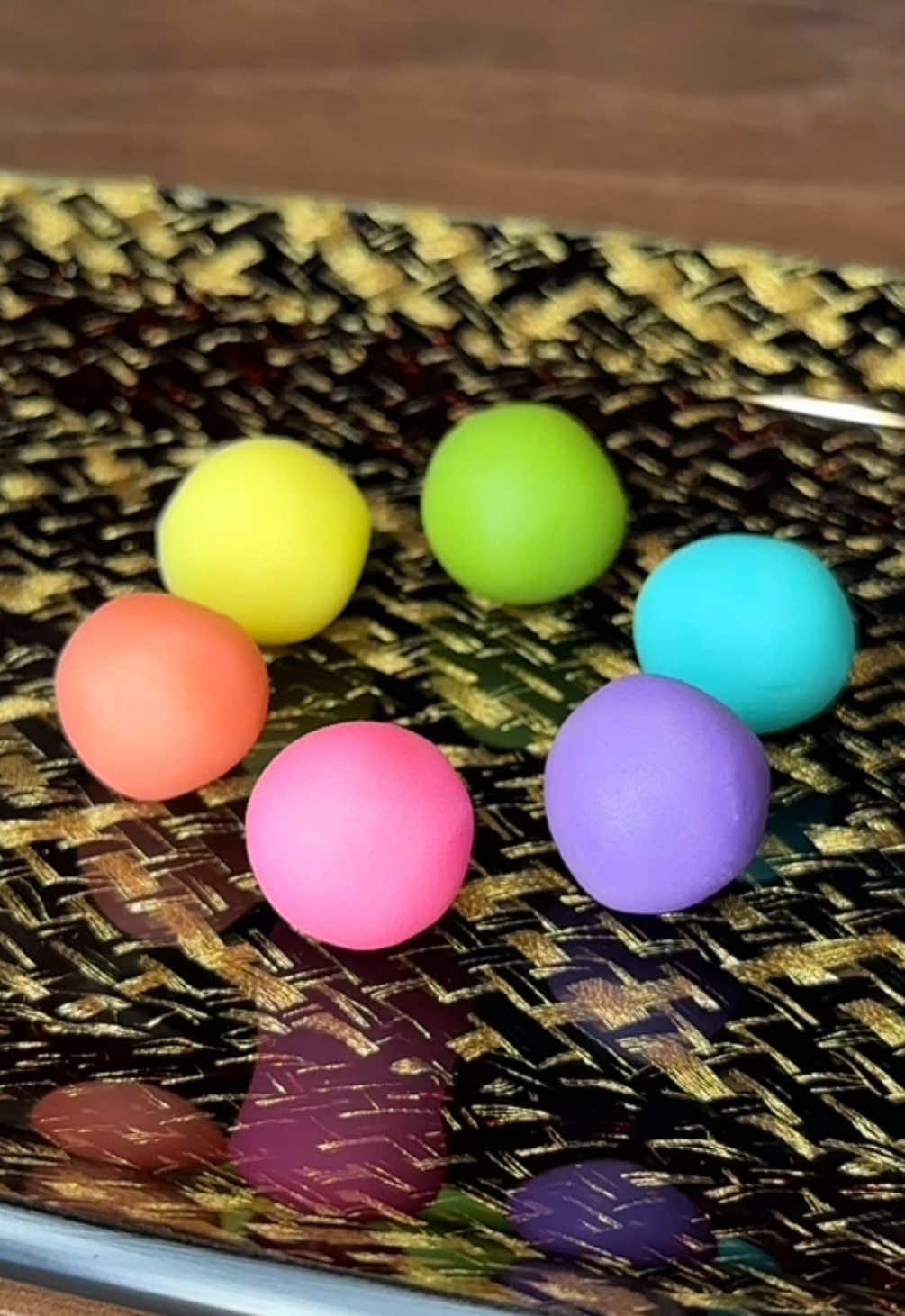 芸術的な和菓子 ◎ 練切 …和菓子の一種で、主原料は 白あん（白いんげん豆や手亡豆など） と 求肥（ぎゅうひ：もち粉を練ったもの） を混ぜ合わせて作られています！ 生地にホワイトチョコレートが使用されていて、和菓子職人と元ホテルパティシエが作る和菓子や洋菓子等のジャンルにとらわれないデザートが楽しめます✨ 今月の餡はパッションフルーツが使用されています！ アシェットデセールコースは全5品でお茶ペアリングコースが税込み9500 円！ ワインのペアリングコースが税込み13500円！ 完全予約制で15:00、17:00、19:00と３つの時間帯で予約ができます！ 【店名】菓子ogawa 【住所】大阪府大阪市北区西天満４丁目１２−２２ 第三青山ビル 101 【ｱｸｾｽ】大阪駅から徒歩15分 【定休】木曜日 【営業時間】15:00-22:00 【料金】10,000-15,000円 【Artistic Sweets】 ◎ Nerikiri …A type of traditional Japanese confection made by blending white bean paste (from white kidney beans or butter beans) with gyuhi (a soft mochi dough made from rice flour). Here, the dough is uniquely enhanced with white chocolate, creating a one-of-a-kind dessert that transcends the boundaries of Japanese and Western sweets. Crafted by a wagashi artisan and a former hotel pâtissier, you can experience desserts that are truly artistic. ✨ This month’s filling is made with passion fruit for a refreshing twist! The Assiette Dessert Course (5 plates) with a tea pairing is ¥9,500 (about $63). The wine pairing course is ¥13,500 (about $90). Reservations are required, with three seatings available daily at 3:00 PM, 5:00 PM, and 7:00 PM. [Shop Name] Kashi Ogawa [Address] 3rd Aoyama Building 101, 4-12-22 Nishitenma, Kita-ku, Osaka [Access] 15 minutes on foot from Osaka Station [Closed] Thursdays [Hours] 3:00 PM – 10:00 PM [Budget] ¥10,000–¥15,000 (about $67–$100) #大阪グルメ #japanesefood
