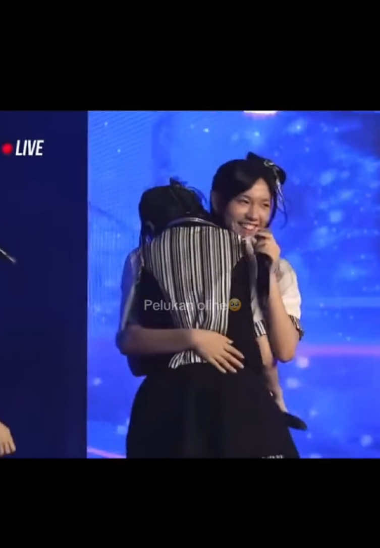 si selalu memberikan pelukan hangat ke member”🥺 udh bbrp hari ini dia ga aktif di x. keliatan bgt ngode biar mimin kangen #olinejkt48 #jkt48 