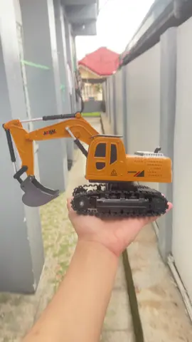 Hands-on experience sa mini construction 🚜 Remote control excavator na parang totoong heavy equipment! Perfect pang laro at pang-collect. #remotecontrol #excavator #kenstoy #miniconstruction #kidsandadultsfun 