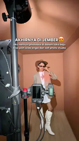 AKHIRNYA DI JEMBER ADA PHOTOBOX DI DALAM TOKO BAJU MULAI 30RIBUAN?😍 Bisa dibilang pertama di Jember pilihan macam backgroundnya banyak, konsepnya self photo, hasilnya cakep dan terjangkau🤩 Kuy Studio Jember ⏰ : Buka Setiap Hari (13.00-21.00) 📍 : Jl. Sultan Agung No.58 Jember #jember #rekomendasijember #fyp #fypシ゚ #photoboxjember 