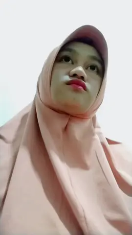 Inilah suar4 tangis4n anakku , yang selalu terdengar setiap kali anakku dirawat luk4😭 Tangis4nnya, jerit4nnya, itu yang selalu menghantui teling4ku 😭 Setiap k4li jadwal per4watannya, di sepanjang perj4lanan menuju rumah sakit, saya berusaha sekuat tenaga mengu4tkan diri ,saya ingin masuk, ingin menemani anakku tapi begitu sampai di depan ruang4n itu, kakiku tak lagi sanggup melangkah 😭 saya hanya mampu berdiri di pintu, menahan air m4ta, karena saya tidak s4nggup melihat ana4kku kesakit4n kehilang4n tangannya 😭 Sampai ia seles4i menjalani operasi penc4ngkokan kulit pun, saya masih tak berani melihat tang4nnya 😭 Bukan karena saya tidak sayang anakku tapi karena h4tiku s4kit ya Allah 😭 Saya t4kut ,t4kut menjadi gil4 krna belom bis4 menerima kenyataan ini 😭😭 Ya Allah… betapa berat ujian ini ,kuatkanl4h saya dan Anakku Arumi 🫂  #JusticeForArumi