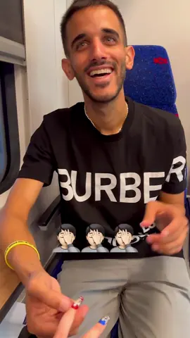 הכרתי את קאזם אחרי שראיינתי אותו בגמר בעונה שלו באח הגדול. הכרתי בן אדם מצחיק, משוגע, כזה שתמיד במרכז העניינים. שמרנו על קשר פה ושם, באירועים והשקות.. אבל אז קרה השביעי לעשירי. ופתאום מהיכרות די שטחית של צחוקים ושטויות, מצאנו את עצמנו נוסעים ומתנדבים יחד בדברים סביב המלחמה. בסיסים, מפגשים של משרד החוץ, מפגשי הסברה, חושבים ומתייעצים איך לייצר עוד תוכן לעולם, הוא בערבית ואני ברוסית, כדי לנסות לעשות הסברה למדינה שלנו. את הסרטון הזה צילמנו כשנסענו ברכבת לכנסת, לצפות יחד בסרט הזוועות. קאזם רצה להנעים את הנסיעה כי כל כך פחדנו מהסרט וממה שנראה ונרגיש, ואמר בואי אני אזהה את הציפורניים שלך כדי שנחשוב על משהו אחר. אז במקום להתעמק בזוועות בחרנו לצחוק, לדבר, ולצלם את הסרטון הזה. מי ידע שהסרטון הטיפשי הזה יהפוך לזיכרון ושריד ממך. קאזם, היית לב ענק, אדם ערכי, שאוהב את מדינת ישראל יותר מהרבה יהודים. יהי זכרך ברוך ❤️‍🩹