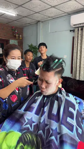 งานก็ต้องทำ เรื่องของชาวบ้านก็ต้องใส่ใจ#วัยรุ่นลำปาง #ขี้เสือกคุณภาพ #ตัดผมชาย #ร้านตัดผมเกาะคา #วัยรุ่นเทคนิคนครลำปาง 
