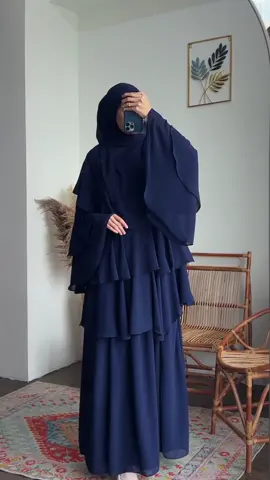 ✨ Sofeena blouse in code dark blue & Nuha skirt in code dark blue ✨ Matching dark blue dari atas sampai bawah — nampak bold, classy dan tetap effortless chic 💙 Senang nak mix & match, tapi pakai set ni pun dah cukup on point! Boleh grab dekat beg kuning sekarang atau join live kita 🛍️ #moumena #sofeenablouse #sofeaskirt #ootdmuslimah #muslimahwear 