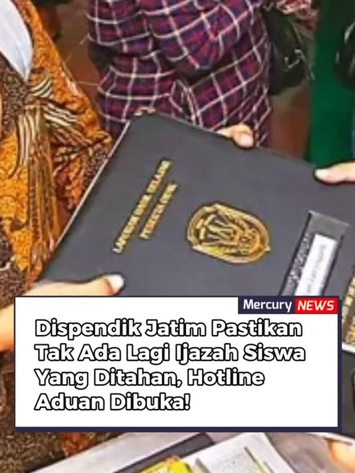 Dispendik Jatim Tegas! Tidak ada lagi penahanan ijazah maupun pungutan liar di sekolah negeri. Ijazah adalah hak siswa, tidak boleh jadi alat menekan orang tua. Dispendik Jatim sudah membuka layanan Hotline Aduan jika ada penahanan Ijazah Kalau kamu atau orang terdekat pernah mengalami hal serupa, jangan diam. Adukan lewat jalur resmi Dispendik Jatim! #beritajatim#dispendikjatim #pendidikan #radiomercury