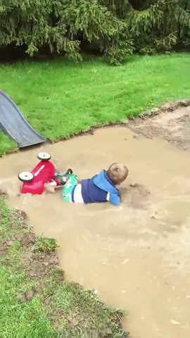 Record the unlucky moments of the baby#funny #funnyvideos #usa #baby #foryou #funnytiktok #fyp 