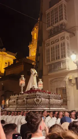 Nuestro Padre Jesús Cautivo dando la curva hacia la Calle Duque de la Victoria. 🎼:”Así te rezo” (José María Sánchez Martín) 🎺:@Banda Cautivo Málaga  ⛪:@Cautivo Málaga  #cautivo #elcautivo #malaga #cofradiasmlg #semanasanta 
