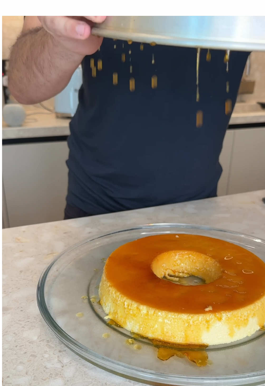 ‎كريم كاراميل على طريقة بيتنا (نادية) . Crème caramel, this is how my mom does it 😍 . ‎٧ بيضات / كوب سكر / ملعقة فانيلا/ ملعقتين ماي مع زعفران / كوب حليب بودر/ ٣ اكواب ماي / و سكر حق القالب ملعقتين إلى ٤ ملاعق. . 7 eggs / cup sugar / spoon of vanilla/ 2 spoon of saffron water/ cup milk powder/ 3 cups water / 2-4 spoon of sugar for the cake mold.  ‎#طبخ #food #cremecaramel #كريم_كاراميل 