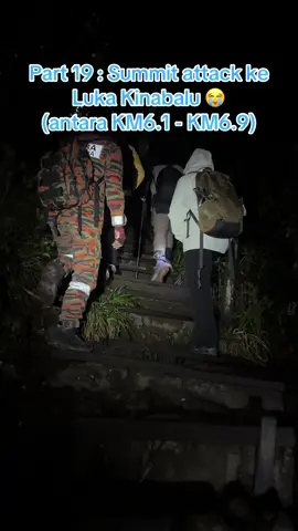 🚶‍♂️Mendaki Gunung Kinabalu Part 19 – Summit Attack ke Luka Kinabalu 😭 (KM6.1 – KM6.9) 🌌 Sepanjang laluan ni gelap gelita… tak nampak apa-apa. Korang layan je vibe video ni ✨ 👉 Tips aku masa summit attack: 👣 Peka dengan semua jenis permukaan – ada tangga kecik & berbatu. Salah pijak boleh tergelincir 😰 🚶‍♀️ Laluan ni agak moderate, tak perlu paut tali/batu, tapi tetap sempit. 🚦 Kalau ramai pendaki → confirm jem. Hati-hati dengan hiking pole orang depan 🥢. ⏰ Kalau nak selesa, gerak lebih awal (sebelum jam 2.00am). 😭 Kenapa aku panggil kawasan ni Luka Kinabalu? 📌 Pada 5 Jun 2015, jam 7.15 pagi, berlaku gempa bumi 5.9 skala Richter di Ranau. 🏔️ Akibatnya, satu cabang Donkey Ear’s Peak runtuh. 😢 18 pendaki & 4 malim gunung terkorban. 💔 Lebih menyayat hati, 2 jasad warga Singapura masih tertimbus hingga kini – pelajar berusia 13 tahun Navdeep Singh Jayral a/l Raj Kumar dan gurunya Mohamad Ghazi Mohammed, 35. 🕊️ Ucapan belasungkawa dan doa semoga roh semua pendaki muslim dicucuri rahmat Allah S.W.T 🤲. 📌 Tips tambahan: Jangan paksa diri kalau dah terlalu penat 😮‍💨. Jaga langkah & jarak, jangan terlalu rapat dengan orang depan 🚷. Ingat, summit attack bukan lumba lari – nikmati perjalanan walaupun gelap 🌑. Lagilimaminit #GunungKinabalu #kotakinabalu #LukaKinabalu #hikingtips #part19    