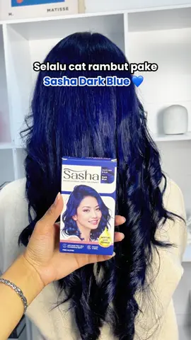 Dark Blue emang ga pernah gagal sih💙😩 Buat ShaPeeps yang mau warna ini juga, langsung cek etalase ya🫐 #sashahaircolorant #catrambutdirumah #bluehair #haircolor #hairdye 