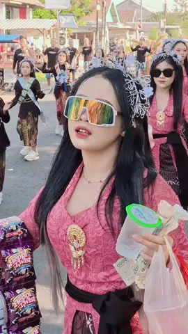 kakak e keren pakai kacamata ini #soundkarnavalindonesia  #dancerhoregviral #xcyzba #dancerviral #fyp 