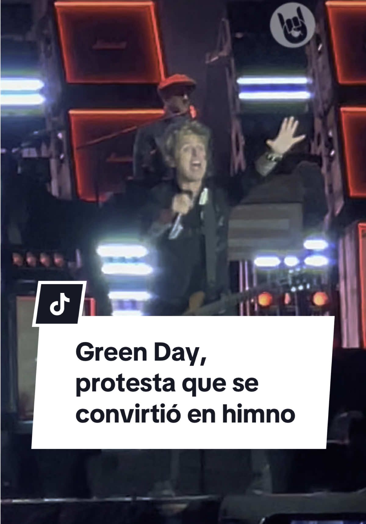💚🖤 #Holiday, una canción de 2004 infaltable en los setlist de los conciertos de #greenday y que sigue siendo aplicable a la época actual con su mensaje de protesta contra la guerra y la hegemonía estadounidense. Fueron calificados de antipatrióticos pero finalmente la canción se convirtió en himno. 🫡⚡️ Así sonó en su regreso a Bogotá en 2025 bajo la lluvia 🌧️. . . #GreenDayenColombia 🇨🇴 