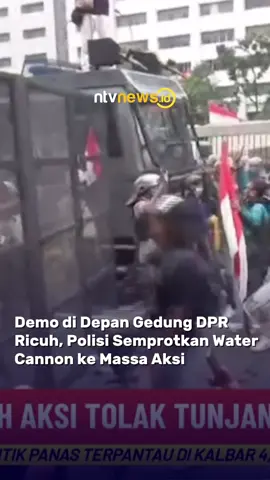 Demo di depan gedung DPR RI berakhir ricuh. Polisi yang mengamankan jalannya aksi akhirnya memukul mundur massa dan membubarkan agar tidak terjadi hal-hal yang tidak diinginkan. Massa aksi yang demo Senin 25 Agustus 2025, menuntut soal tingginya tunjangan anggota DPR yang dinilai terlalu tinggi hingga menyulut aksi demo besar-besaran. Massa dari berbagai elemen seperti mahasiswa dan ojek online sudah berada di depan Gedung DPR sejak pagi dan sekitar pukul 12.00 sudah mulai memadati area gedung DPR. Alhasil sekitar 1.250 personel dikerahkan untuk mengamankan demo tersebut. 