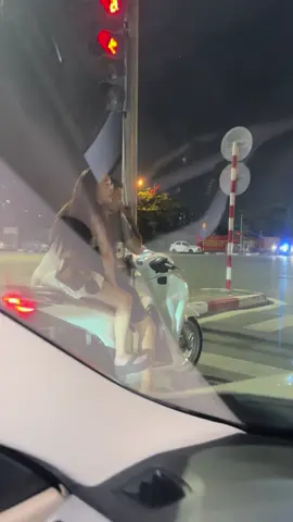 Sh kìa...nhìn nó cay cú ae ạ