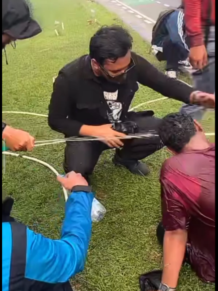 biar dunia bisa melihat, ini yang katanya Indonesia MERDEKA? ini rakyat cuman minta keadilan pak, bukan di bombardir di tembak air gas mata #demo25agustus #bubarkandpr 