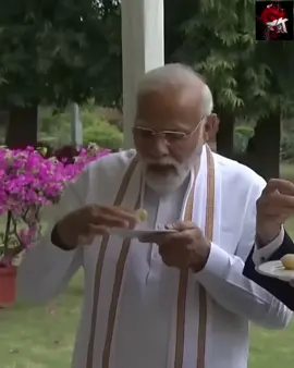 नरेंद्र मोदी जी को बेहद पसंद है खाने की ये 10 चीजे