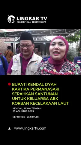 Bupati Kendal Dyah Kartika Permanasari Serahkan Santunan untuk Keluarga ABK Korban Kecelakaan Laut Bupati Kendal Dyah Kartika Permanasari memberikan santunan kepada keluarga tiga ABK yang meninggal akibat kapal diterjang ombak di Laut Jawa dekat Pelabuhan Kendal. Dari sepuluh ABK, tujuh selamat dan tiga meninggal dunia, yakni Suudi, Marsudi, dan Abdul Khamid. Bantuan juga datang dari Pemkab Kendal, Dinas Kelautan Jateng, KUD, kepala desa, dan Dinas Sosial. Bupati menyebut santunan ini wujud kepedulian pada nelayan serta menegaskan Pemkab akan menyiapkan program asuransi atau BPJS bagi pekerja rentan, termasuk nelayan. Istri korban Abdul Khamid, Naila, menceritakan suaminya sebenarnya bukan nelayan melainkan tukang bangunan, namun ikut melaut karena sepi pekerjaan. Ia meninggalkan istri dan dua anak. Ke depan, Pemkab Kendal menyiapkan skema bantuan asuransi nelayan melalui dana DBHCHT dan BPJS ketenagakerjaan. #kendal #jawatengah #laut #abk #nelayan 