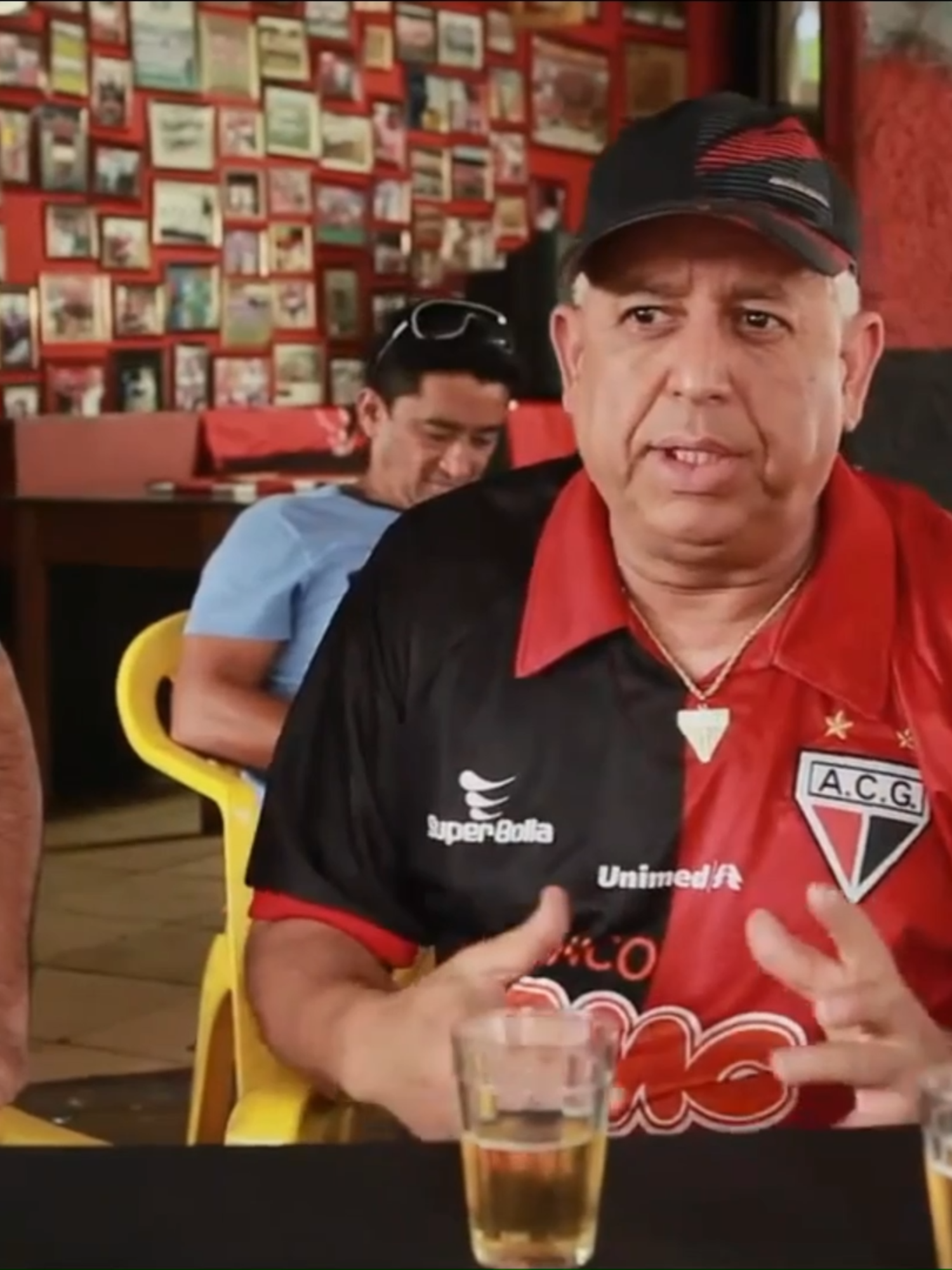 💛❤️ Atlético Clube Goianiense e sua torcida: uma história de amor e paixão ❤️💛 O Atlético Clube Goianiense não seria o mesmo sem a sua torcida. Ao longo de décadas, nossa história se construiu não apenas com vitórias dentro de campo, mas com a força, a garra e o coração de cada torcedor atleticano. 🐉🔥 Cada jogo é uma emoção, cada vitória é comemorada como se fosse única, e cada dificuldade é superada juntos, porque a nossa torcida é parte da família do Dragão. 🙌💪 Cada canto, cada bandeira, cada abraço demonstra que o Atlético é mais que um clube: é paixão, é identidade, é amor que não se mede. 💛❤️ Somos gratos a cada torcedor que esteve presente nos momentos mais difíceis e mais gloriosos. Vocês são a alma do Dragão, a força que nos inspira a lutar sempre. 🐲✨ Porque o Atlético e sua torcida são inseparáveis. Juntos, construímos uma história linda e continuaremos fazendo história! 💥🐉 Paulo Marcos – Dragolino #AtléticoGoianiense #TorcidaAtleticana #Dragão #PaixãoQueNãoSeMede #GarraAtleticana