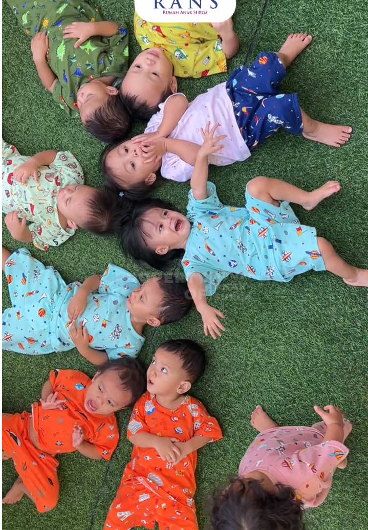 Gerbang terbuka, wajah ceria bermekaran🌷 Playground jadi ruang kecil yang menghadirkan kebahagiaan besar bagi mereka 💖 #rumahanaksurga #pantiasuhan #bayi #playground #happy 