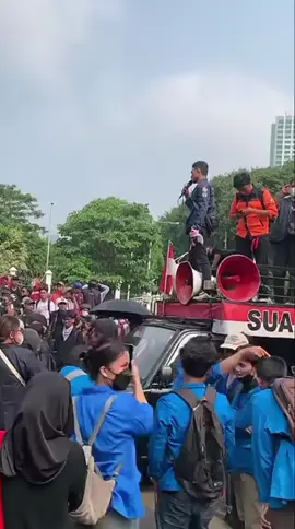 💪💪#demo25agustus2025digedungdprjakarta #fyp #rakyatindonesia #mahasiswa 