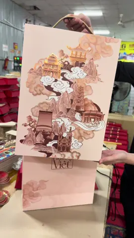 Chiếc hộp mang dáng hình chữ S thân thương – dáng dấp non sông gấm vóc Việt Nam. Trên nền sắc màu trang nhã, từng địa danh nổi tiếng hiện lên như những nốt nhạc ngân vang, kể câu chuyện về một đất nước vừa thanh lịch, sang trọng, vừa giàu truyền thống và tự hào dân tộc.#BigPackaging #BaoBiCaoCap #hopbanhtrungthu #InBigPackaging 