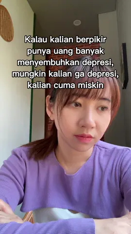 Mohon maaf, depresi mayor atau episode depresi terjadi bukan sekedar masalah uang sahaja. Kenyataannya banyak orang yang punya banyak uang juga ke psikiater. Kocaknya adalah depresi dianggap penyakit orang ga berduit, tapi katanya psikiater mahal. Dan di lapangan, psikiater laku. Logikanya dimana atuhh... Depresi tidak berbanding lurus dengan minimnya penghasilan ya gaes. Bisa ga masalah financial jadi trigger masuk ke episode depresi? Bisa. Tapi mungkin ga orang yang udah punya banyak uang terkena depresi? Bukan mungkin lagi, banyak! Ya memang enaknya yang punya banyak uang, bisa lebih leluasa aja untuk mencari pertolongan, ga kehalang biaya. Tapi sakitnya ya tetep terasa. #MentalHealth #MentalHealthAwareness #KesehatanMental #majordepressivedisorder #depressionsurvivor 
