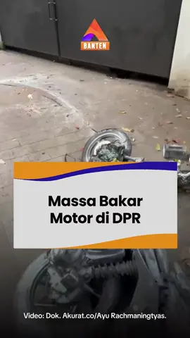 Bahkan, sebuah sepeda motor dibakar oleh massa aksi yang ada di lokasi tersebut. Berdasarkan informasi sementara, sepada motor yang dibakar massa tersebut merupakan milik seorang tamu yang datang ke DPR. Selain itu, pos penerimaan tamu yang berada dekat pintu masuk motor Gedung DPR RI juga hancur. 🎥: Dok. Akurat.co/Ayu Rachmaningtyas. #liplap #liputanlapangan #dpr #demodpr #akuratbanten 