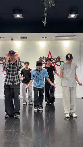 @KID PHENOMENON【公式】 の夫松健介さんと一緒に、『Snakebite』を踊らせていただきました‼️ この曲で踊るとすごく楽しいです🕺 健介さん、ありがとうございました🙇 #kidphenomenon さん #キドフェノ  #夫松健介 さん #自由に右左右左  #snakebite 