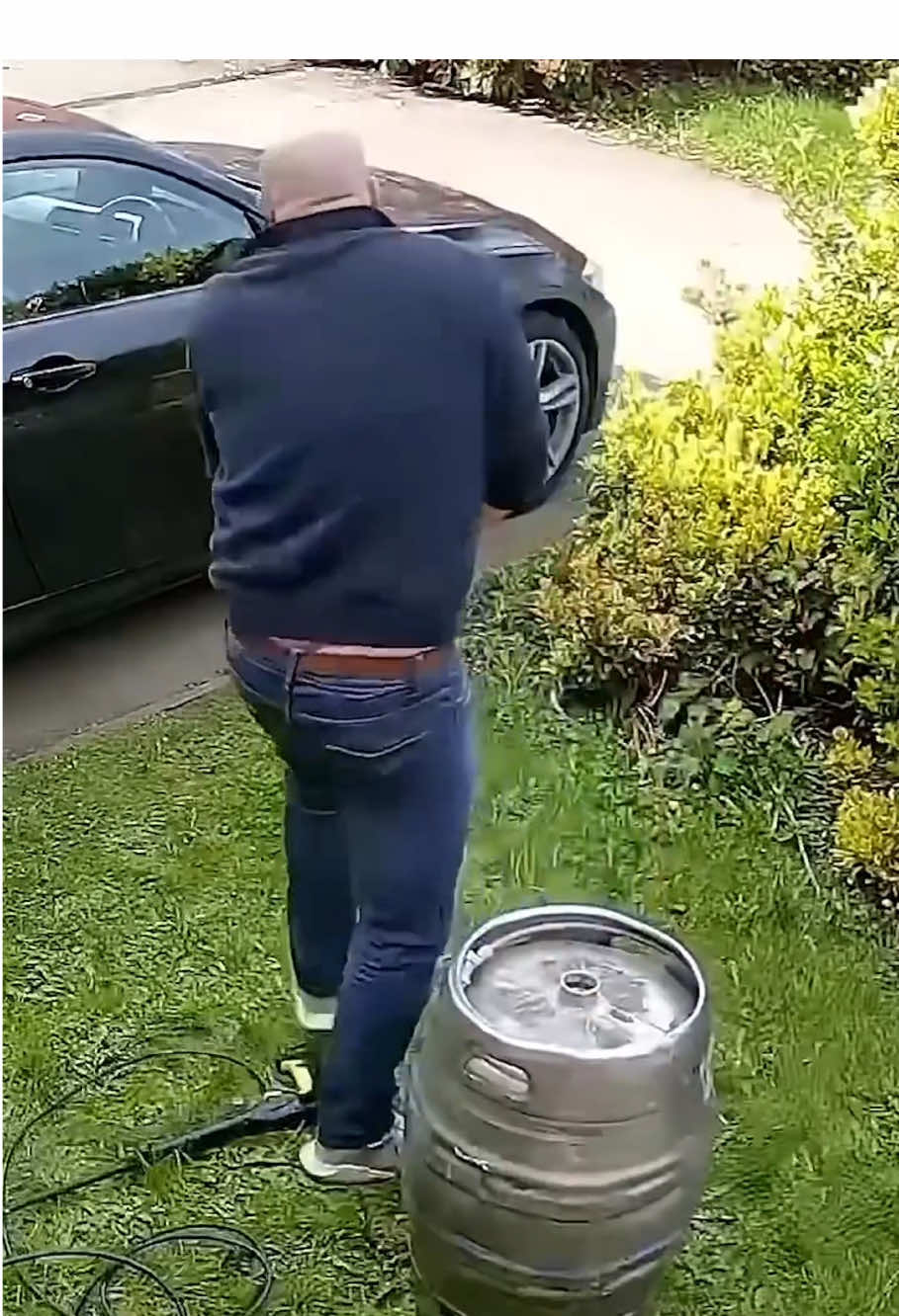 Hilarious fail🤣🤣#foryour #hilarious #fail #funny #funnyvideos #funnyfail #fall #human #fpy #tiktok #fyp #people 