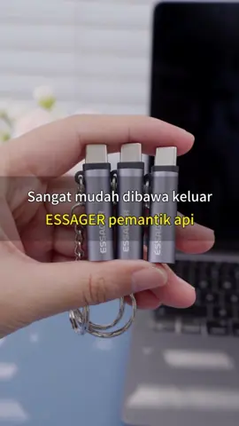 📱🔥 Jangan guna lighter macam ini lagi! Sekarang semua guna lighter teknologi tinggi ini~ Cuma perlu handphone atau power bank saja terus boleh nyala! Sangat senang!🚬 Bila tak guna, ia jadi gantung kunci yang cantik!🥰 Dengan kuasa rendah 5W saja, ia tak rosakkan bateri handphone atau power bank!💁‍♂️ Tak perlu cas tambahan atau isi minyak~ 🔥#essager #usblighter #lighter #windproof #typecelighter #miniusblighter #ignition #tiktok #phone #fypシ゚ #fyp 