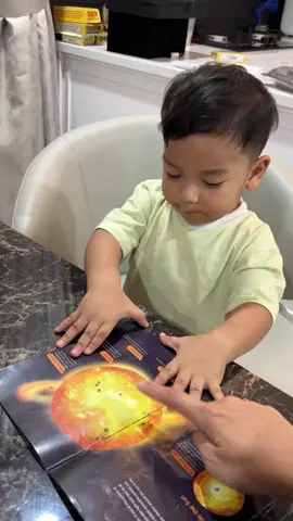 Nemu video Naka waktu umur 2 tahun lewan 2 bulan. Udah tau nama nama planet, suka dan penasaran banget sama Antarika. Kayaknya waktu Ibumu umur segini, masih pake bedak di muka doang deh belum tau apa apa 😂