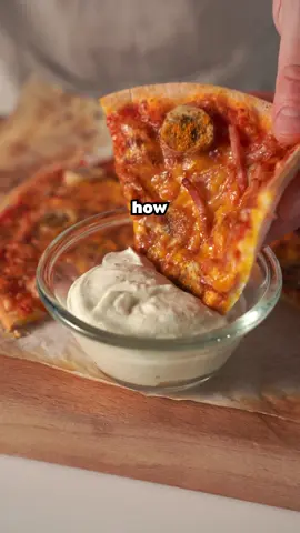 Swedish banan pizza Ingredienser: 1 färdig Pizzadeg 1 dl Tomatsås för pizza eller pasta 70 g Kokt skinka 50 g Arla Köket® riven ost Pizza 1 msk Curry 1 tsk Torkad oregano Vitlöksås 2 Vitlöksklyftor 2 dl Arla Köket® Turkisk yoghurt 10% 1 tsk italiensk kryddmix Vitlökspulver salt Pizzasallad 500 g Vitkål 0.5 msk Salt 3 msk Vitvinsvinäger 3 msk rapsolja 1 msk Vatten Grovmalen svartpeppar Torkad Oregano Inlagd paprika 1. Sätt ungen på 225 grader.   2. Bred ut tomatsåsen jämnt över pizzorna. Strö över Arla Köket® riven ost Pizza och strimlad skinka. Lägg ut bananskivorna på pizzan och strö över currypulver.   3. Blanda Arla Köket® Turkisk yoghurt 10% med vitlök, kryddmix, vitlökspulver och salt.  4. Strimla vitkålen. Blanda med vinäger, rapsolja, vatten, salt, oregano och svartpeppar. Mosa ihop salladen tills vitkålen blir mjuk.  Klart!   Fler recept hittar du på arla.se/recept #arla #recept #swedishpizza @lionfield #pizza #swedish 