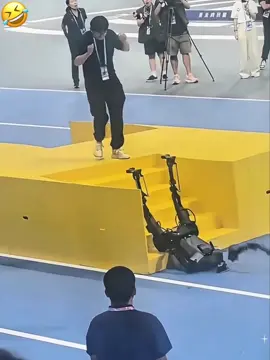 The robot falls #robot #funny #funnyvideos #foryou #fyp #hopecore #positivity 