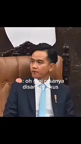 Tidak ada senyuman dari raut wajah dari gibran,beliau hanya terpaku dan menatap tajam ke arah Meraka yang menari diatas penderitaan rakyat. . . . . . #gibran #wakilpresiden #bubarkanDPR #negarakorupsi #fypシ゚viral 