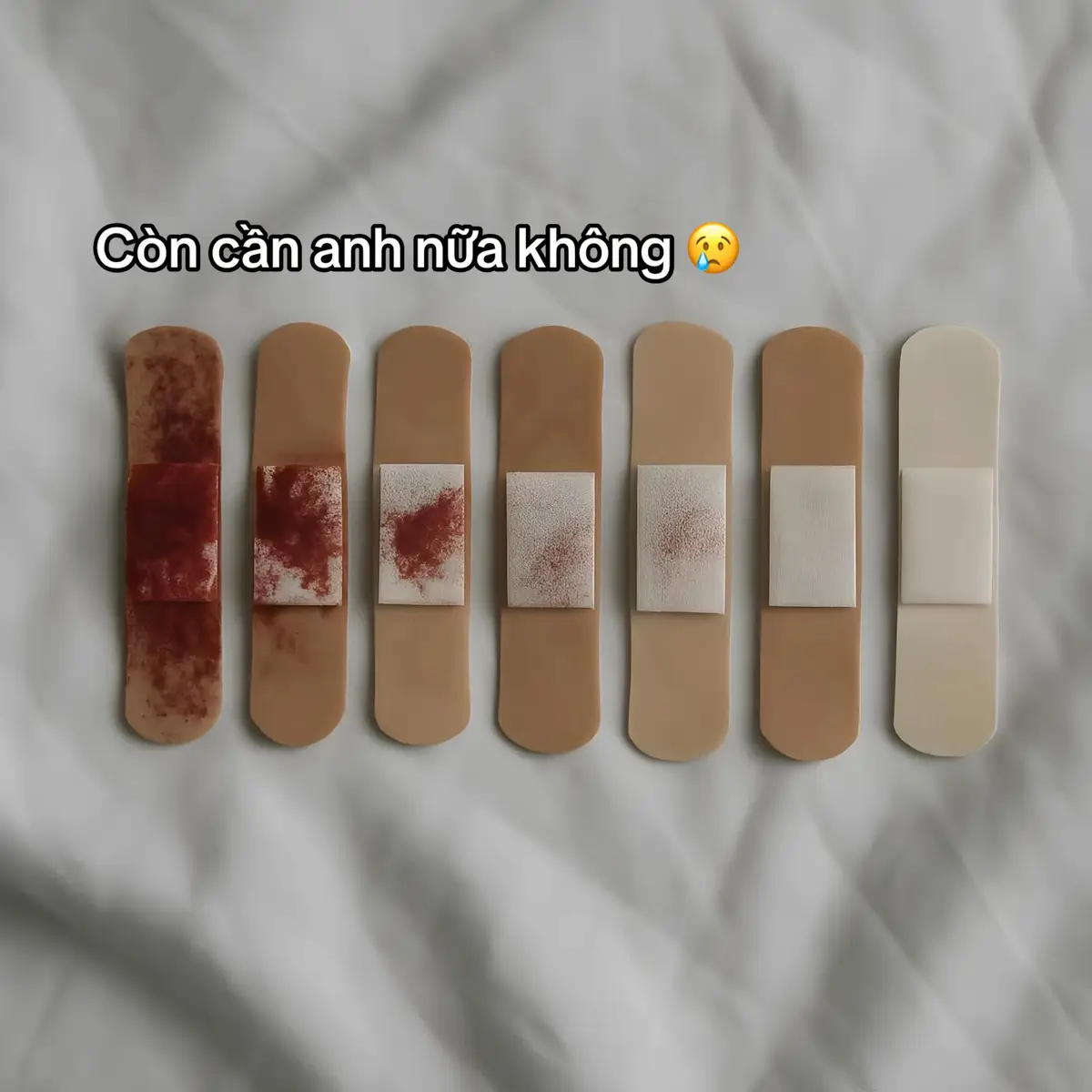 Chúng ta ko giống nhau, người thì nặng tình, người thì nhẹ lòng, người chọn thời gian, người chọn người mới, người mãi trông chờ, người đã vội đi tìm hạnh phúc mới ..... Hãy cứ ôm lấy bản thân mình vào những ngày mệt mỏi, đừng trông mong hay chờ đợi lời an ủi của ai bởi lẽ ai cũng đều nặng lòng với câu chuyện của riêng mình...... #tinhyeu #Love #fyp #sad #xh