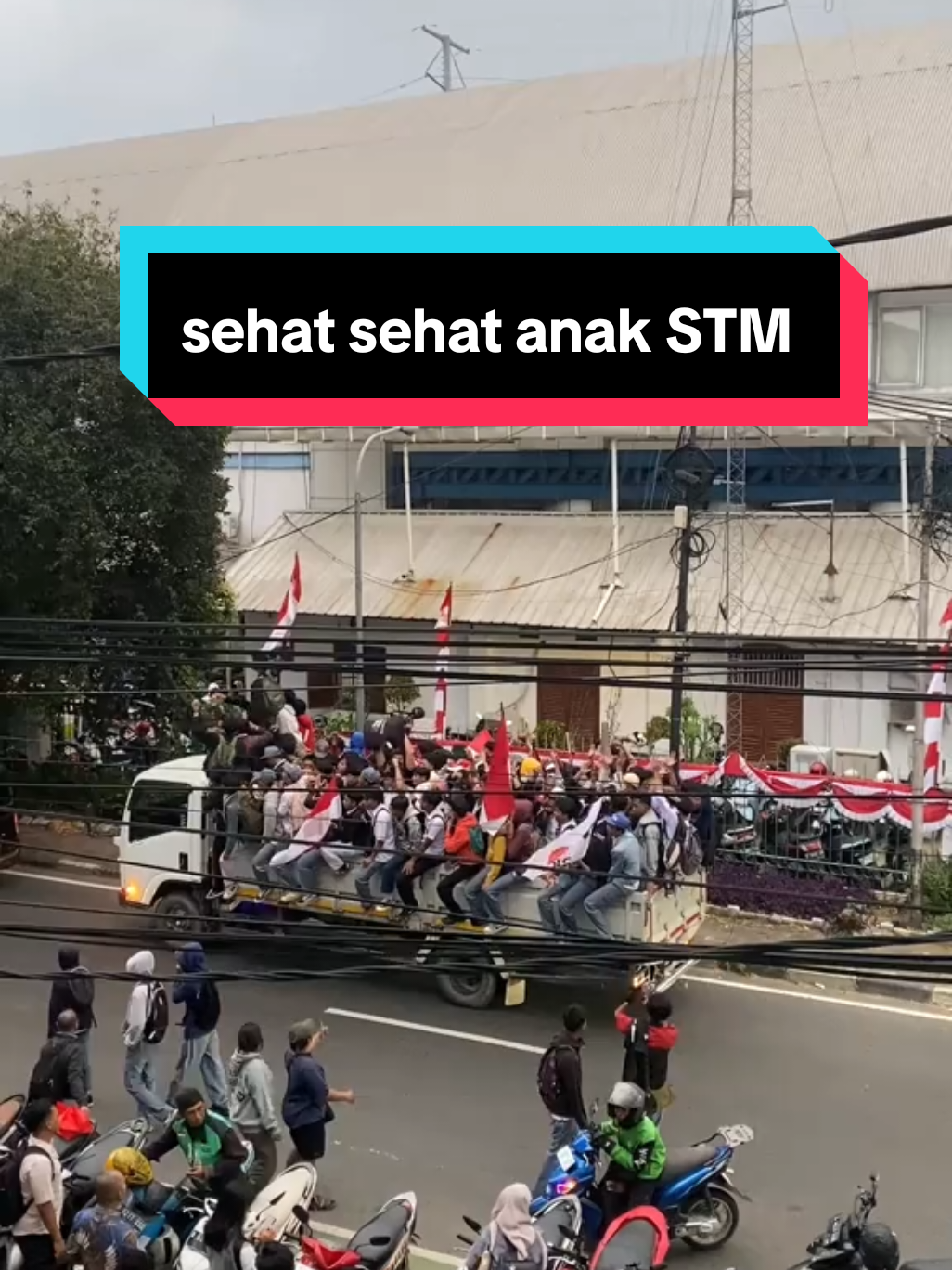 Pukul 17.20 STM baru dateng lagi… #demo25agustuspembubarandpr #demodpr 
