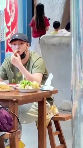 ‘Jet2 Holidays…’ Yixing vibes only 😭😂 acting like a regular dude but serving Zhang Yixing face 😭😂 #zhangyixing张艺兴 #LAY #nlscorner #exo #exol 