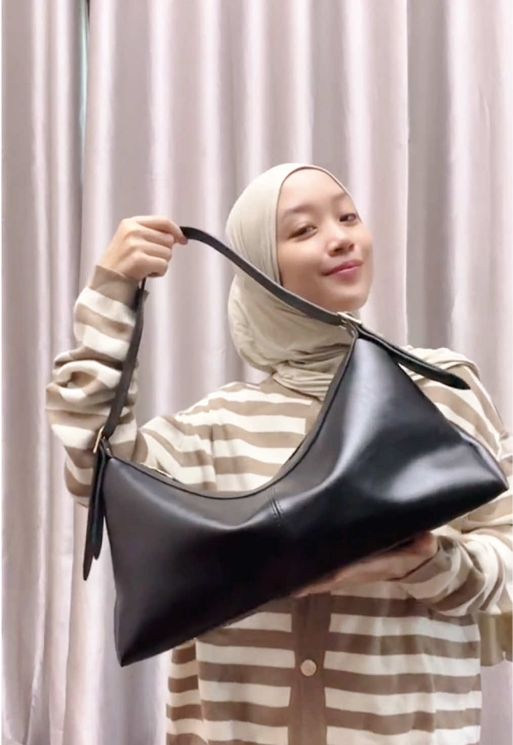 Izin stitched kakak. Local brand juga punya loh yang tas perahu gini. Versi harga jauh lebih murah dan pastinya kualitas juga bagus yaa 🙏🏻🥰 #tasperahu #loewe #lumibag #lunera 