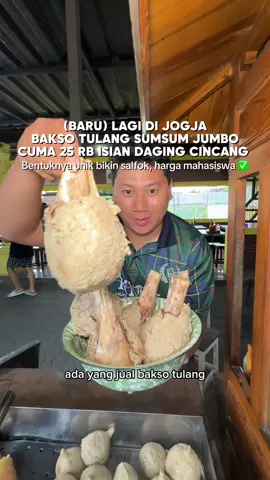 Baksonya unik banget bentuknya 😅 Baru kali ini nemuin bakso isi daging cincang yang bentuknya unik sama bakso tulang sumsum segede ini yang harganya cuma 25 ribu aja cuy. Iya kalian ga salah denger ini cuma 25 ribu. Mereka udah terkenal sama harganya yg murah dan sahabat mahasiswa banget ya. Ini bakso terbarunya dan mereka juga ada mie sapi sama brakotan kaki sapi gini cuy. Ada yang pernah coba? 📍Zona Bakso #kulinerjogja #melipirkulineran #bakso #kuliner #jogja 