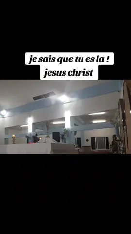 #jésuschrist  #Mipa #Pourtoi #adorationchretienne  Frères et sœurs bien-aimés, notre foi nous conduit aujourd’hui devant le mystère le plus grand : Jésus-Christ réellement présent dans le Très Saint Sacrement de l’autel. Oui, dans l’Eucharistie, ce n’est pas un symbole ni une simple mémoire : c’est Jésus Lui-même vrai Dieu et vrai homme, qui se donne à nous sous les apparences du pain et du vin. Comme Il l’a promis : « Ceci est mon Corps livré pour vous… Ceci est mon Sang versé pour la multitude » (cf. Lc 22,19-20). Devant ce mystère d’amou notre cœur ne peut que s’incliner dans l’adoration. L’hostie consacrée est le Christ vivant le même qui est né de la Vierge Marie  qui a guéri les malades, qui est mort sur la Croix et qui est ressuscité. Il est là silencieux mais rempli de puissance et de miséricorde. #Profondeur 🔥