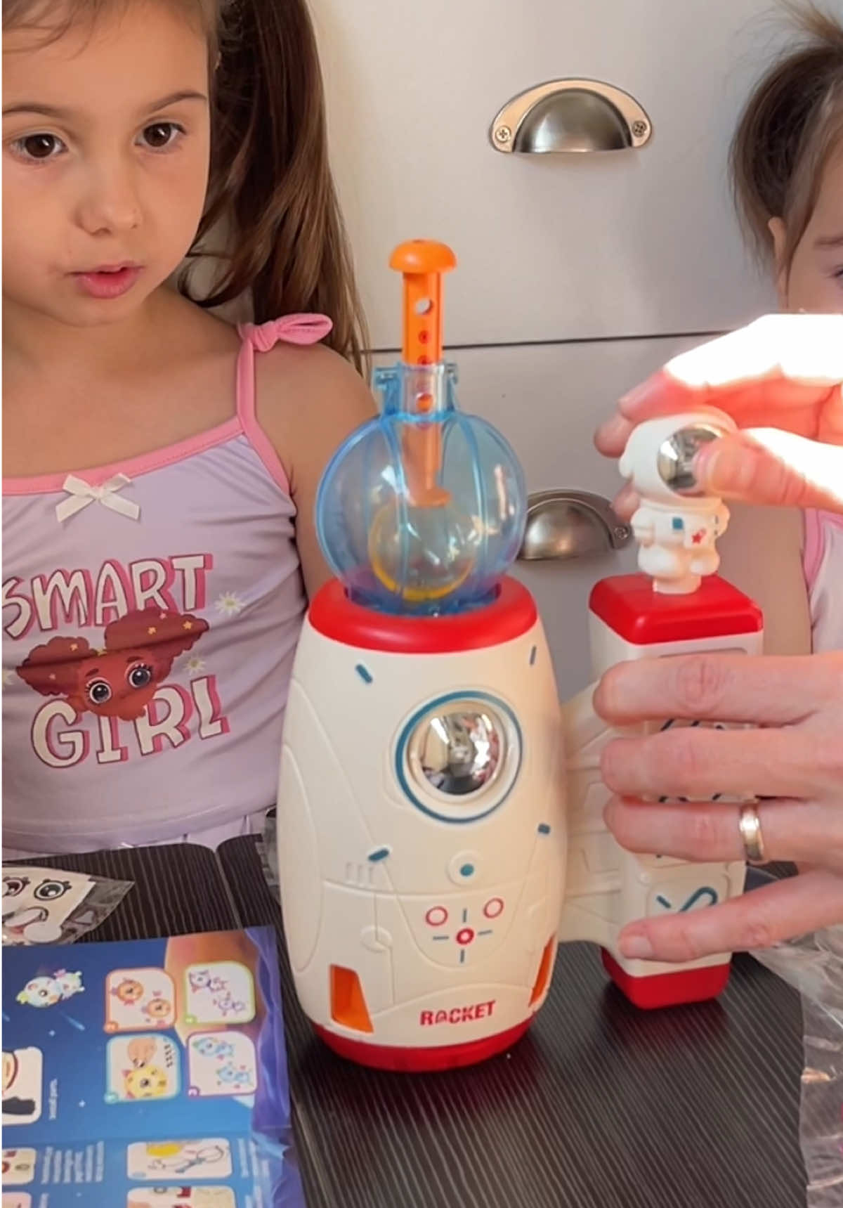 Cine mai are copii care se plictisesc rapid? 😅 Uite ce am găsit pe TikTok Shop – jucăria care îi ține ocupați ore întregi!#baloanemagice #toyskids #creativeplay #playtimefun #toddlermom 