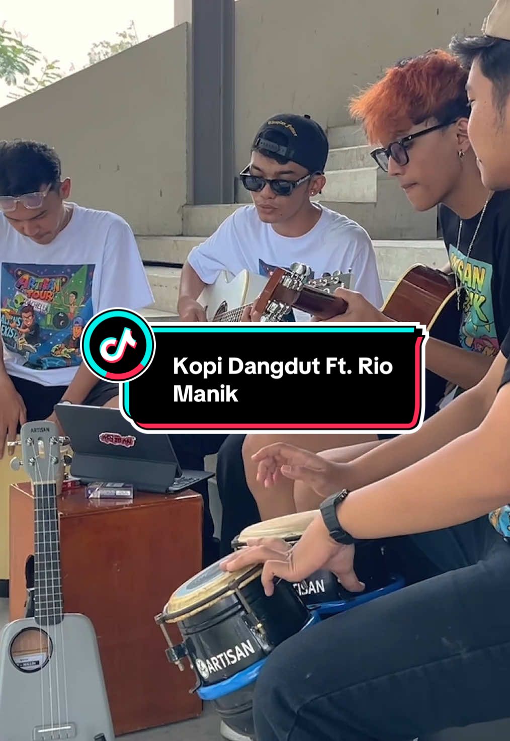 JOGET GA KALIAN 🫵🏻😭, Btw itu Abangnya kepencet emote 😭 #coverlagu #nongkrong #kopidangdut #artisanguitar #tongkrongan 