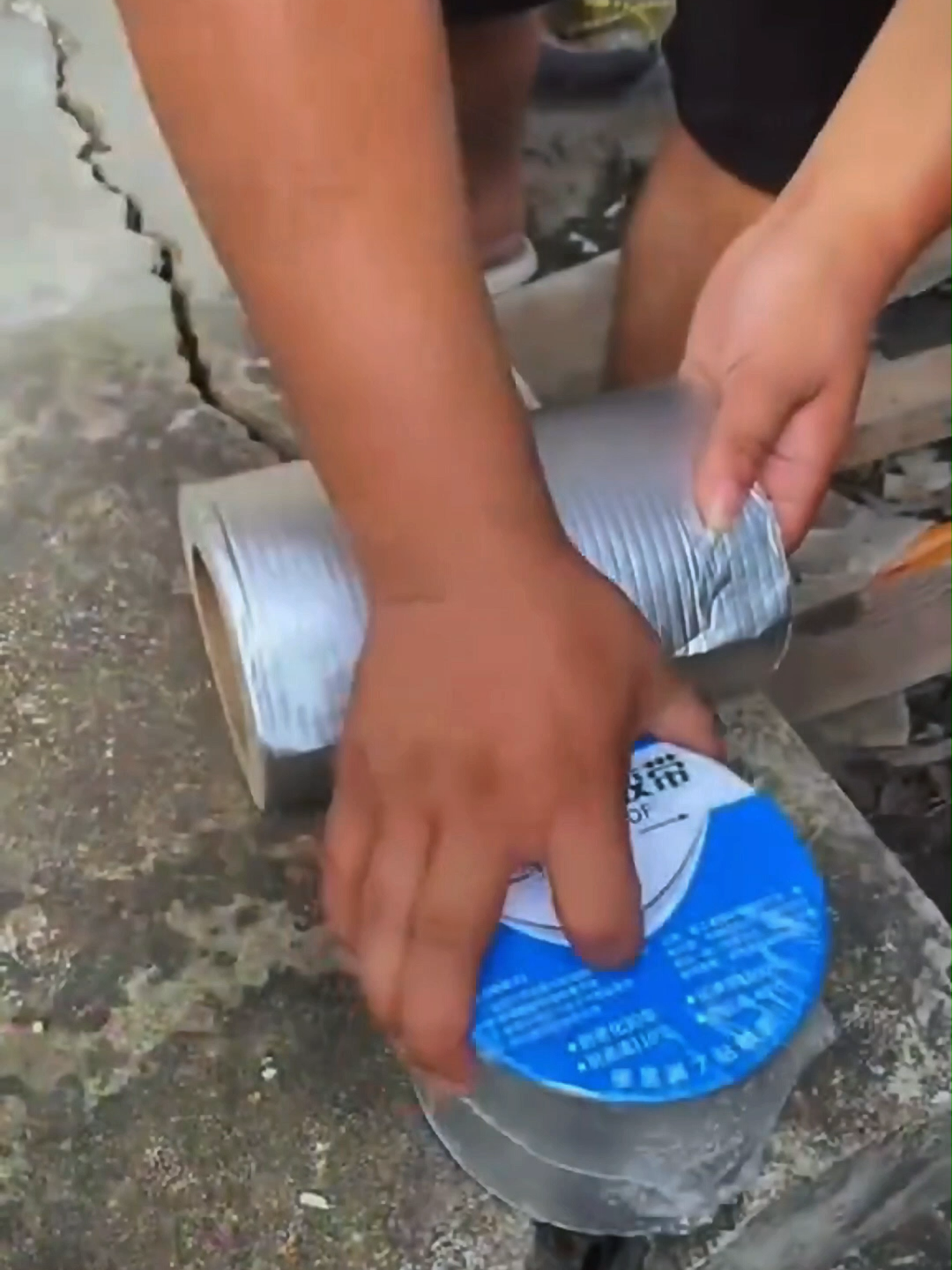 👉This waterproof tape can seal: ✅ Leaking roofs ✅ Broken water tanks ✅ Burst pipes ✅ Cracked walls ✅ Wet toilets and bathroom corners, no tools required, easy to fix~#Butyltape #aluminumfoiltapesuperfix #goodthings #fyp #tiktokshop #flashsale #Summer #tryit #tape #fix #project #leakage #durable #DIY #fypシ