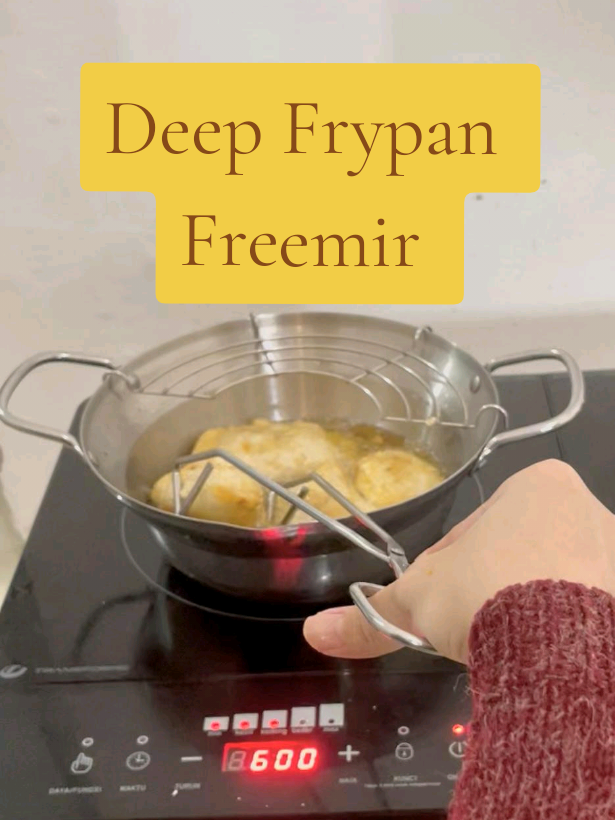 #panciserbaguna  #pancisaringan  #deepfrypan  #pancifreemir #pancipenggorengan  Deep frypan Freemir adalah set penggorengan multifungsi yang didesain khusus untuk menggoreng dan merebus, dilengkapi dengan saringan, capitan makanan, pegangan anti panas, dan corong anti tumpah untuk memudahkan proses memasak. Produk ini bertujuan untuk memudahkan pengguna dalam menggoreng makanan seperti ayam atau kentang dengan lebih mudah dan praktis, serta memungkinkan untuk memasak masakan berkuah dengan lebih efisien.  Fungsi dan Keunggulan: Multifungsi: Dapat digunakan untuk menggoreng dan merebus makanan.  Mudah Digunakan: Didesain untuk memudahkan proses memasak, terutama menggoreng.  Dilengkapi Aksesoris: disertai saringan minyak dan capitan makanan untuk memudahkan proses penggorengan.  Fitur Keamanan: Dilengkapi pegangan anti panas dan corong untuk menuang agar tidak tumpah.  Bahan Berkualitas: Terbuat dari stainless steel yang tahan panas dan higienis. 