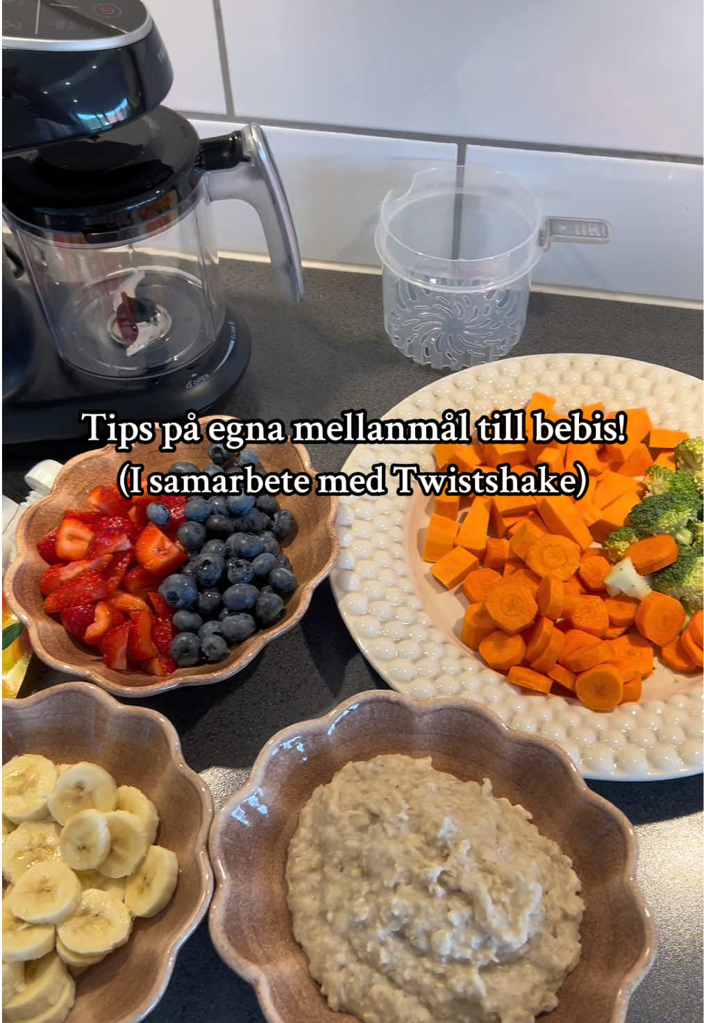 Jag ÄLSKAR Twistshakes matberedare. Den ångar, mixar och rengör i samma maskin. Perfekt när man vill laga mat från grunden men ändå ha det smidigt i vardagen! 😍 🥕 Idag blev det en grönsakspuré med morot, sötpotatis och broccoli. 🍓 Och en mättande fruktsmoothie med havregrynsgröt, banan, jordgubbar, blåbär och havremjölk. Så enkelt att lägga i ingredienserna, trycka på start och sen är det klart. Mindre disk, mindre stress, mer tid med lillen. Så himla bra!💛 @TWISTSHAKE  Just nu får du 20% rabatt på hela sortimentet (även redan nedsatta priser!) med koden ”mammabebis”. Länken finns i min BIO!🩵 #twistshake #barnmatsrecept #blwrecipes #blwideas #fyp 