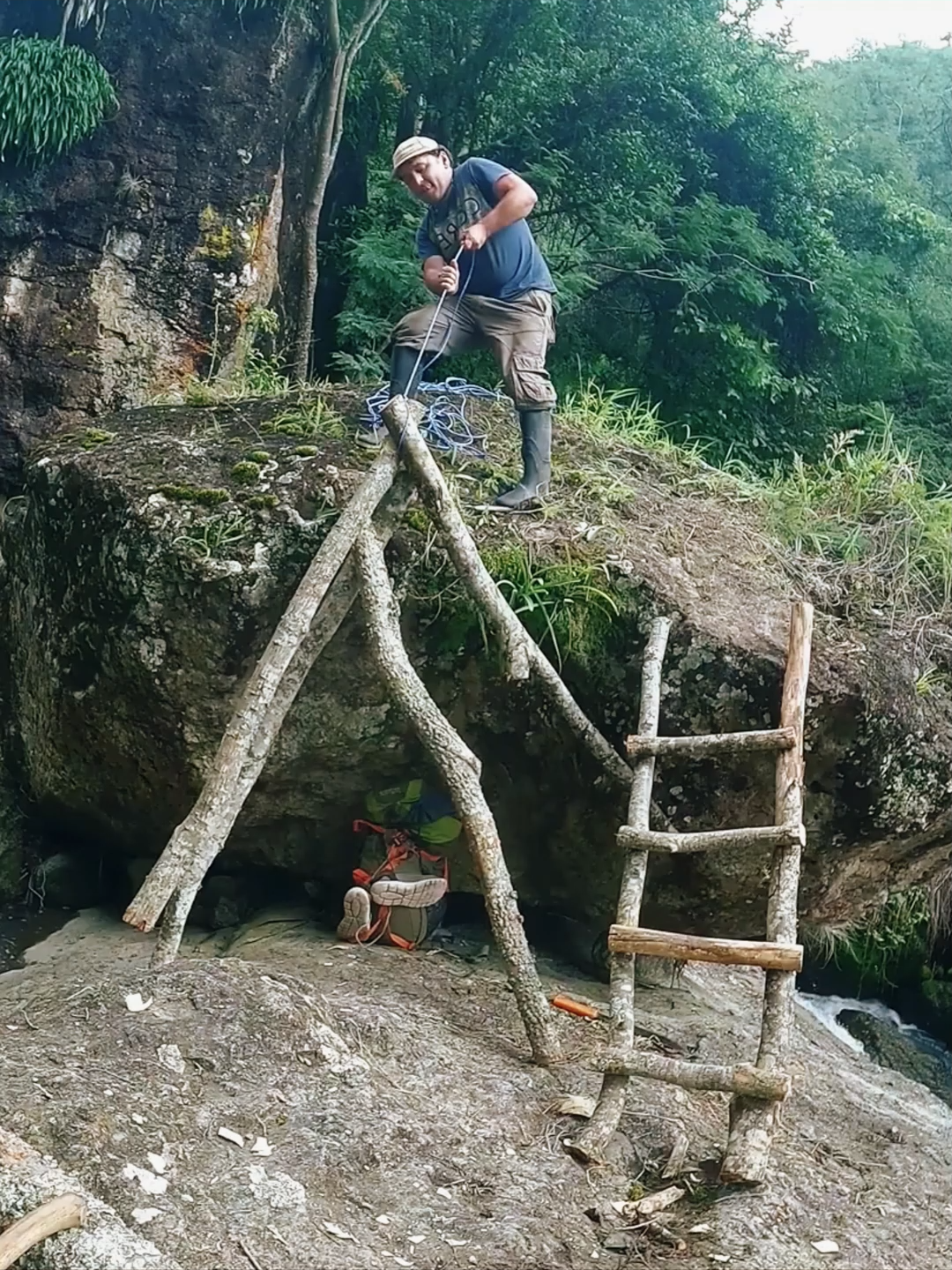 Building a survival shelter on big rock#survival #bushcraft #outdoor #shelter #sheltervisionary