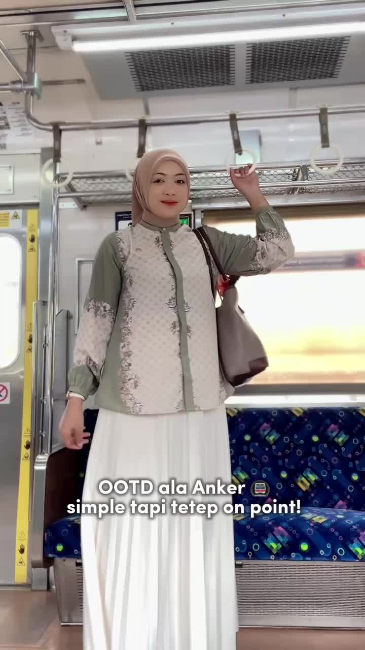 Commuter life hack: Outfit simple + comfy = aman walau desek²an 🚇🤭

#commuterlifehack #ootdalaanker #commuterstyle #Nobby #classymuslimoutfit 