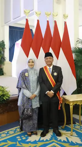 Suatu kehormatan sekaligus tanggung jawab besar menerima Tanda Jasa dan Kehormatan dari Presiden Republik Indonesia Bapak Prabowo Subianto, Bintang Mahaputera Utama. Penghargaan ini bukan hanya simbol kehormatan, tetapi juga pengingat untuk senantiasa bekerja keras, berkarya, menjaga integritas, dan memberikan kontribusi nyata bagi bangsa. Semoga menjadi motivasi untuk terus memperkuat pembangunan nasional, mempererat persatuan, serta menjadi teladan bagi masyarakat. #PenghargaanNegara #PresidenRI #Prabowo #PrasetyoHadi #Mensesneg