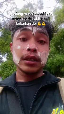 meskipun sudah di tembakin 20 kali gas air mata alhamdulillah masih kuat😊#fyp #demo #dpr #jakarta #aksidemo #bubarkandpr #dprjakartsaatini #demikebenaran #demimasyarakat #indonesia 